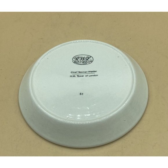 Vintage Small 4.5” Plate Chief Yeoman Warder H.M. Tower of London England - Picture 6 of 6